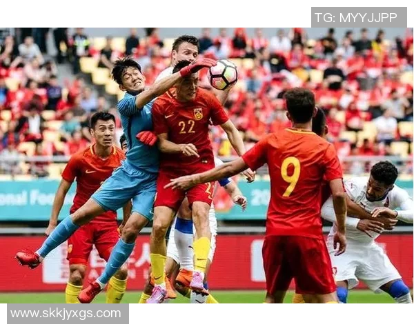 国足主帅亲临基层选拔新人 场面热烈引发众多球迷围观